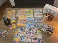 Grote pokémon collectie met zeldzame psa gewaardeerde charizard kaart en gevulde deckboxen + meer - afbeelding 1 van  18