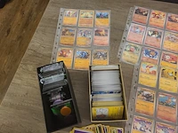 Grote pokémon collectie met zeldzame psa gewaardeerde charizard kaart en gevulde deckboxen + meer - afbeelding 13 van  18
