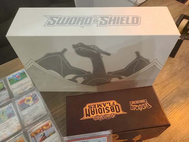 Grote pokémon collectie met zeldzame psa gewaardeerde charizard kaart en gevulde deckboxen + meer - afbeelding 17 van  18