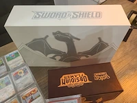 Grote pokémon collectie met zeldzame psa gewaardeerde charizard kaart en gevulde deckboxen + meer - afbeelding 17 van  18