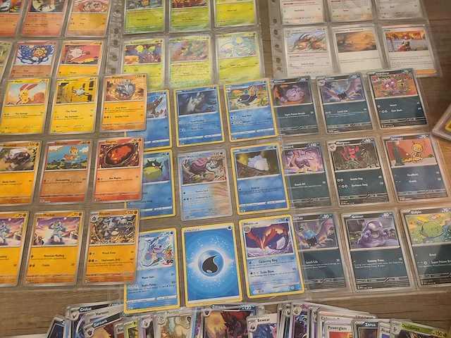 Grote pokémon collectie met zeldzame psa gewaardeerde charizard kaart en gevulde deckboxen + meer - afbeelding 18 van  18