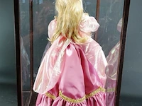 Grote pop in vitrine - afbeelding 5 van  5