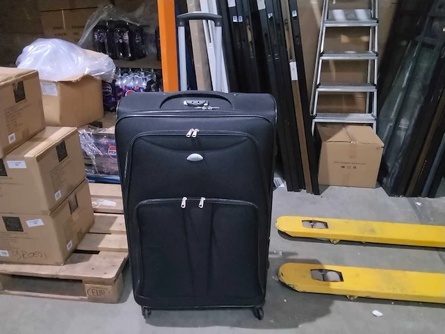 Grote reiskoffer op wieltjes met slot. - afbeelding 1 van  7