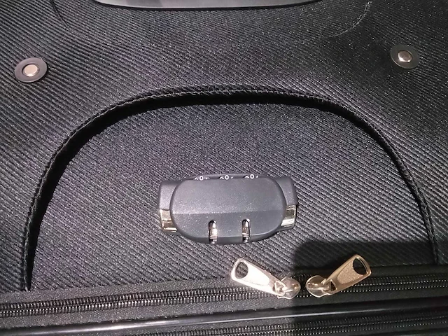 Grote reiskoffer op wieltjes met slot. - afbeelding 2 van  7