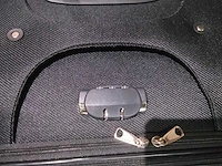 Grote reiskoffer op wieltjes met slot. - afbeelding 2 van  7