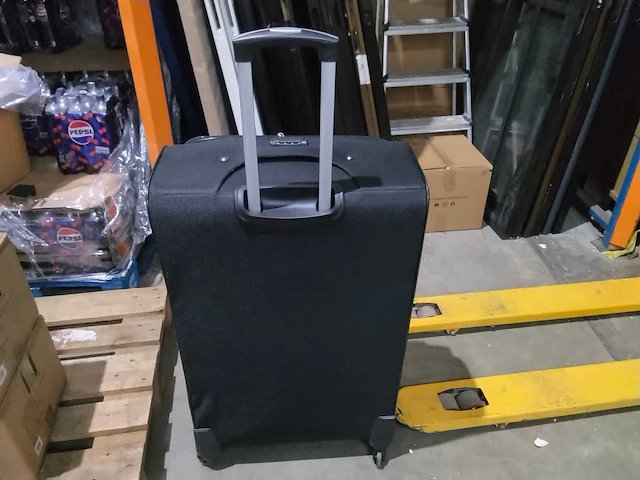 Grote reiskoffer op wieltjes met slot. - afbeelding 6 van  7
