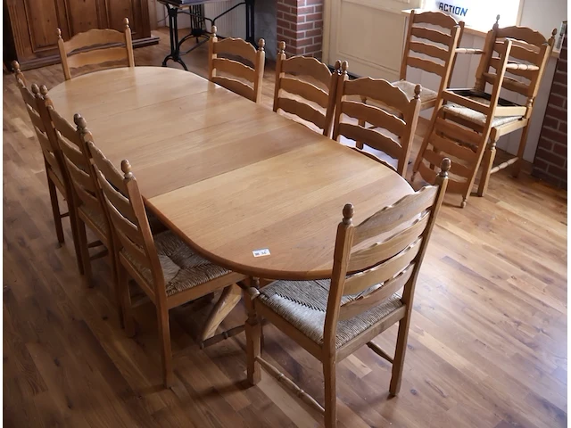 Grote tafel met stoelen - afbeelding 1 van  4
