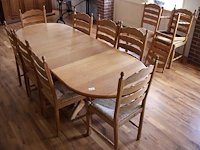 Grote tafel met stoelen - afbeelding 1 van  4