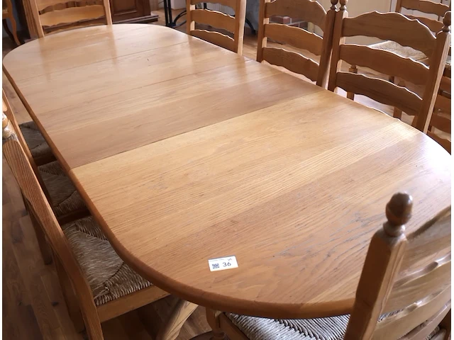 Grote tafel met stoelen - afbeelding 2 van  4