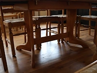 Grote tafel met stoelen - afbeelding 3 van  4