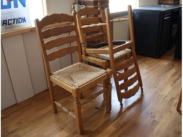 Grote tafel met stoelen - afbeelding 4 van  4