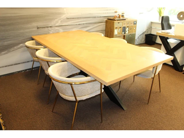 Grote tafel met zwaar metalen kruispoot en houten blad. afmeting 240 x 120 cm. hoogte 75 cm. let op! exclus... - afbeelding 1 van  3