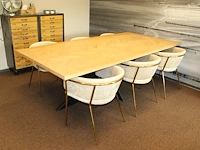 Grote tafel met zwaar metalen kruispoot en houten blad. afmeting 240 x 120 cm. hoogte 75 cm. let op! exclus... - afbeelding 2 van  3