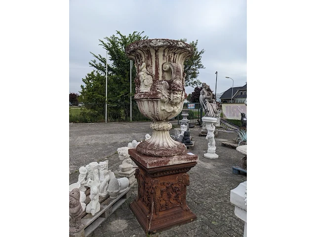 Grote vaas op sokkel - afbeelding 1 van  12