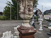 Grote vaas op sokkel
