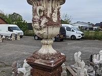 Grote vaas op sokkel - afbeelding 5 van  12