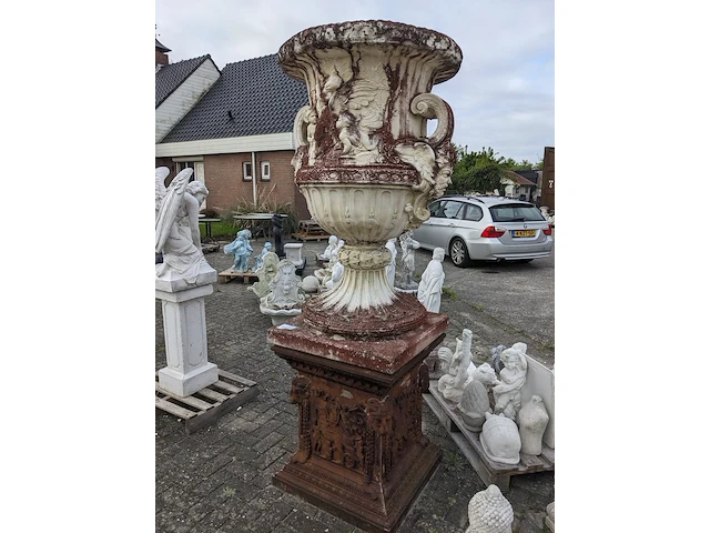 Grote vaas op sokkel - afbeelding 6 van  12