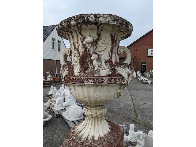 Grote vaas op sokkel - afbeelding 7 van  12