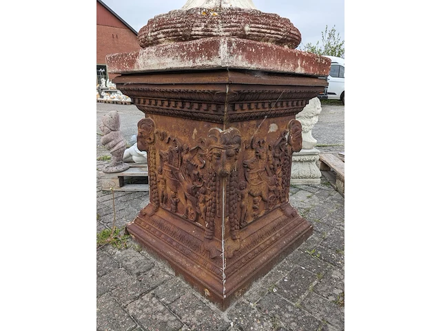 Grote vaas op sokkel - afbeelding 11 van  12