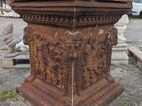 Grote vaas op sokkel - afbeelding 11 van  12