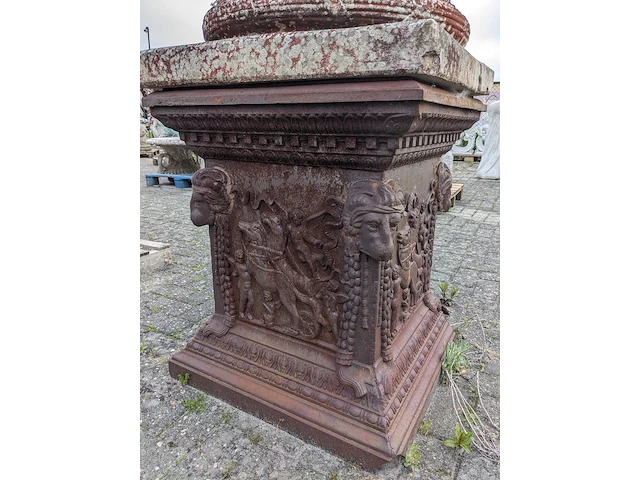 Grote vaas op sokkel - afbeelding 3 van  13
