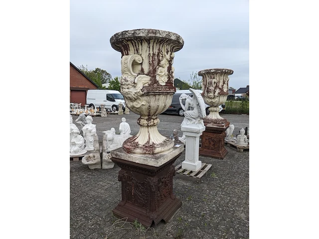 Grote vaas op sokkel - afbeelding 1 van  13
