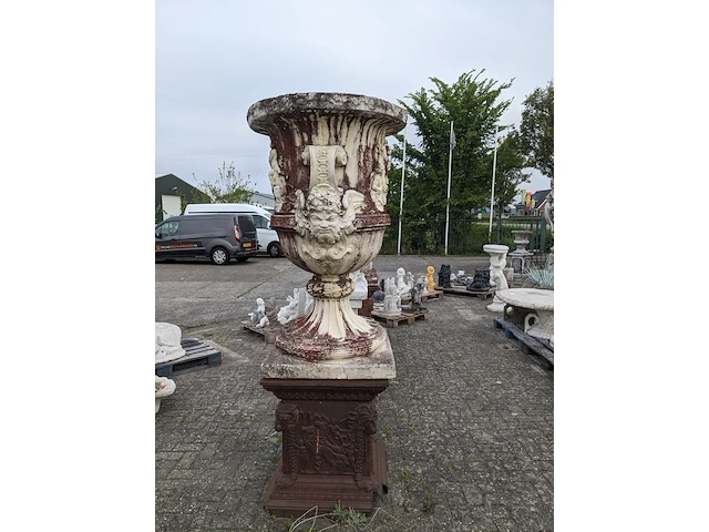 Grote vaas op sokkel - afbeelding 6 van  13