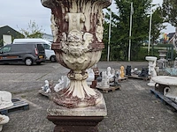 Grote vaas op sokkel - afbeelding 6 van  13