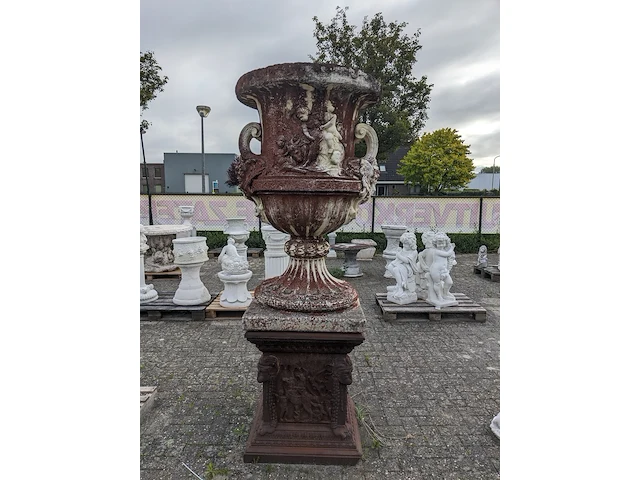 Grote vaas op sokkel - afbeelding 7 van  13