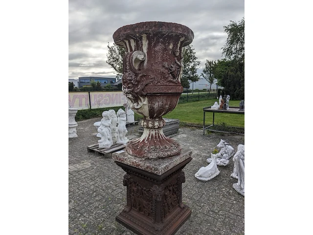 Grote vaas op sokkel - afbeelding 8 van  13