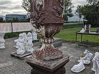 Grote vaas op sokkel - afbeelding 8 van  13