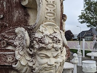 Grote vaas op sokkel - afbeelding 12 van  13