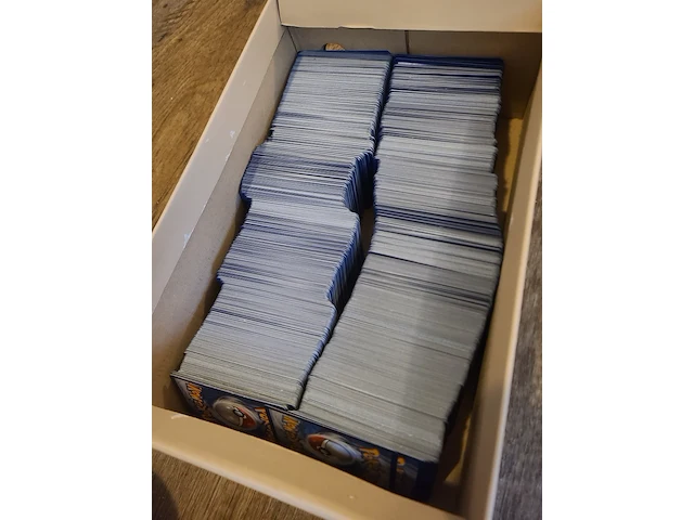 Grote verzameling pokémon kaarten circa 1.750 stuks (volle schoenendoos) - afbeelding 1 van  4