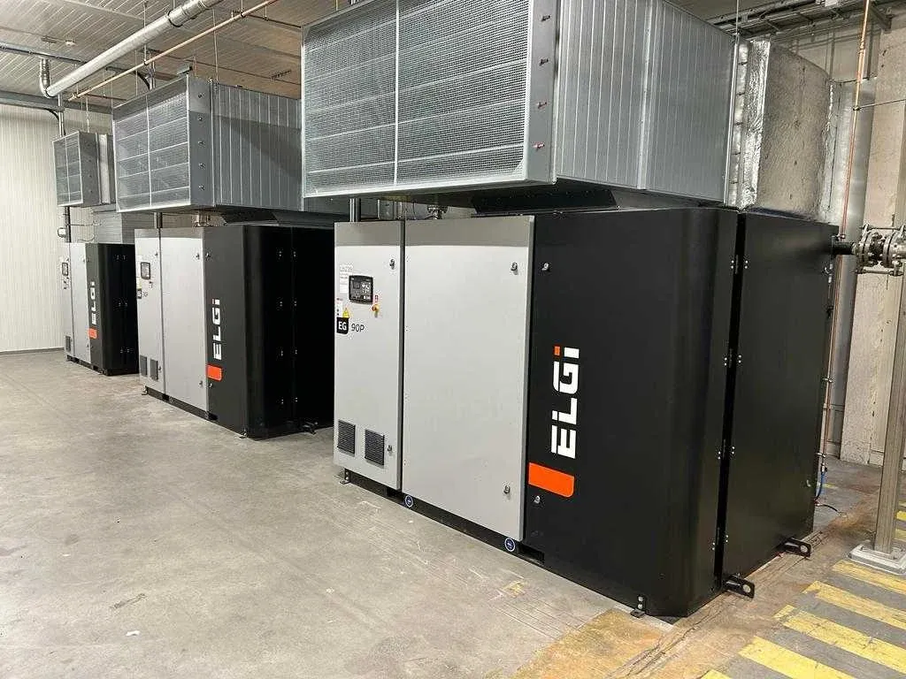 Grote voorraad stalen platen en elektrische componenten