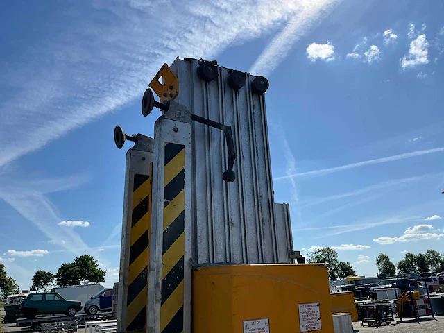 Grove verticale bouwlift/ masthoogwerker op accu - afbeelding 5 van  19