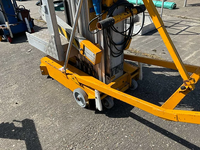 Grove verticale bouwlift/ masthoogwerker op accu - afbeelding 7 van  19
