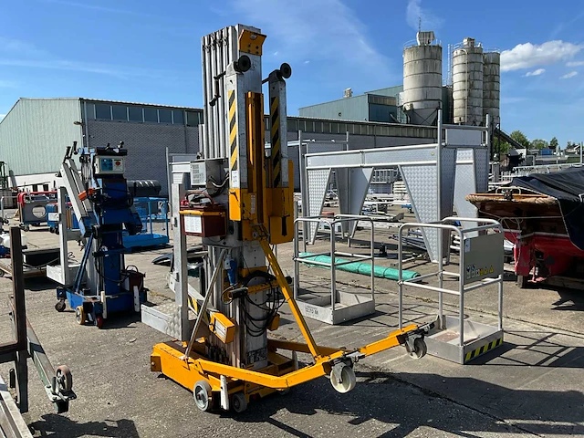 Grove verticale bouwlift/ masthoogwerker op accu - afbeelding 1 van  19
