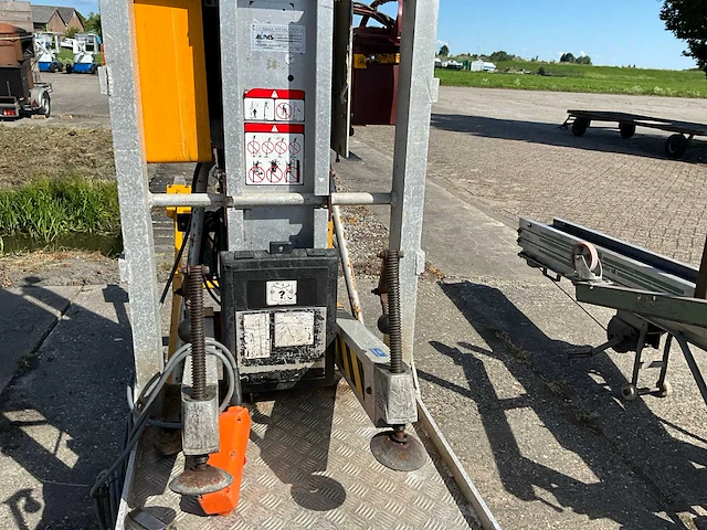 Grove verticale bouwlift/ masthoogwerker op accu - afbeelding 17 van  19