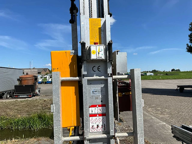 Grove verticale bouwlift/ masthoogwerker op accu - afbeelding 18 van  19