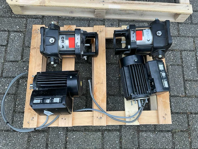 Grundfos cre 4-40 centrifugaal pomp (2x) - afbeelding 1 van  8
