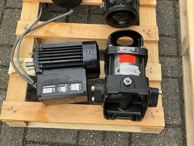 Grundfos cre 4-40 centrifugaal pomp (2x) - afbeelding 3 van  8