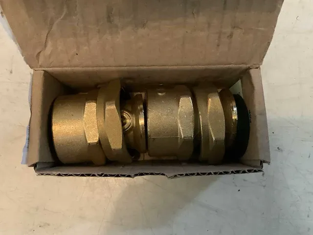 Grundfos koppelingafsluiter 1 1/4 f pompdiameter 1 1/2 (3x) - afbeelding 1 van  3
