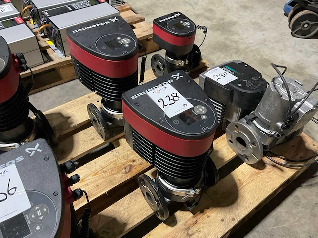 Grundfos magna3 40-80 f 220 circulatiepomp (2x) - afbeelding 1 van  2
