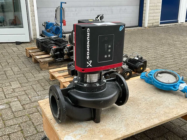 Grundfos tpe 100-60/4 elektrische circulatiepomp - afbeelding 1 van  8