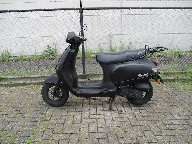 Gts - snorscooter - toscana riva pure - scooter - afbeelding 1 van  9