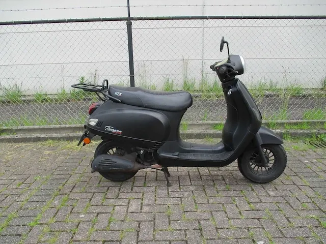 Gts - snorscooter - toscana riva pure - scooter - afbeelding 5 van  9