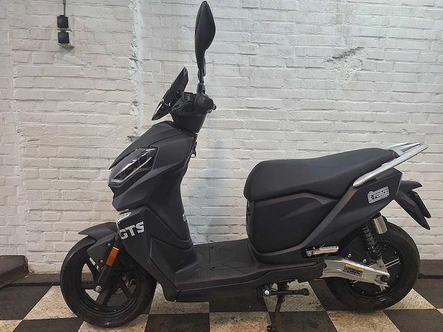 Gts e4 e-force elektrische bromscooter - afbeelding 1 van  10