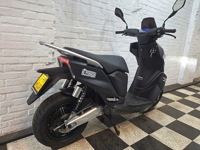 Gts e4 e-force elektrische bromscooter - afbeelding 6 van  10