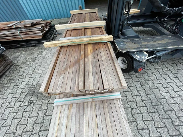 Guyana ipé hardhouten planken geschaafd 27x50mm, lengte 245-305cm (165x) - afbeelding 1 van  3