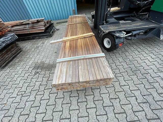 Guyana ipé hardhouten planken geschaafd 27x50mm, lengte 365-400cm (324x) - afbeelding 1 van  3